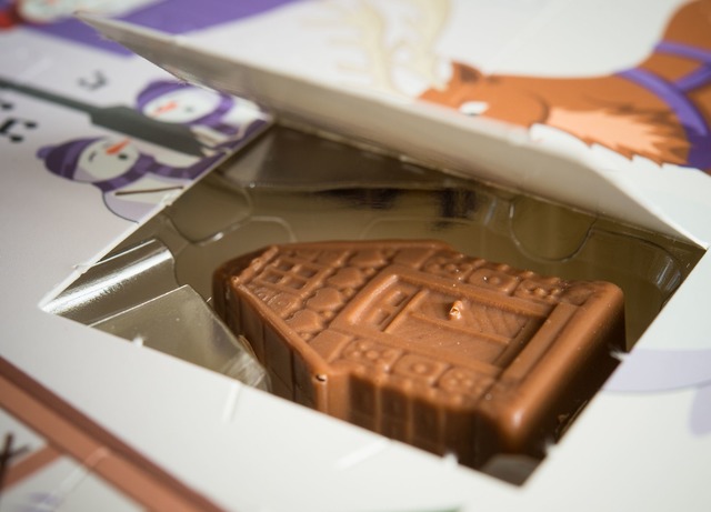 In vielen Adventskalendern steckt Scho...deutlich teurer geworden. (Symbolbild)  | Foto: Patrick Pleul/dpa/dpa-tmn