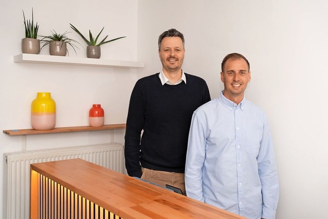 Agieren seit 2024 erfolgreich als Team: Andreas Holz (links) und Sebastian Jund  | Foto: Hrakustik Holz