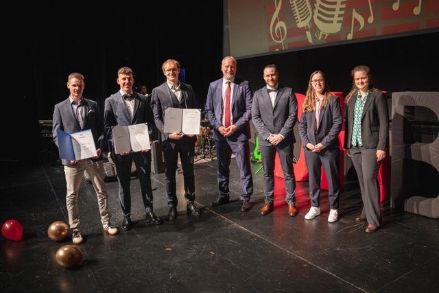 Die DHBW Lrrach verabschiedet 500 Absolventen bei groer Feier im Burghof