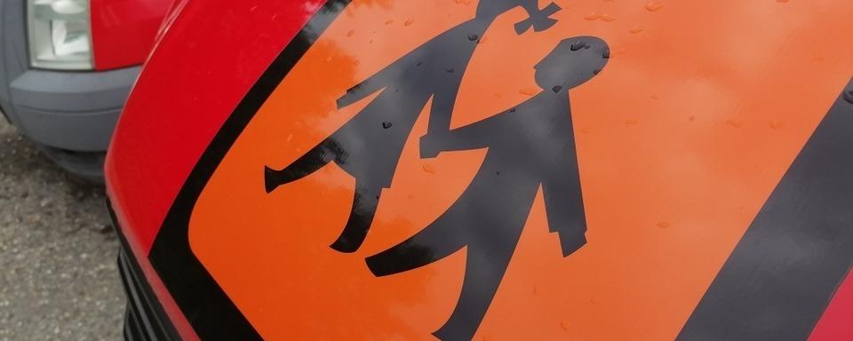 Schulbus muss abrupt bremsen – 66 Schler in March leicht verletzt