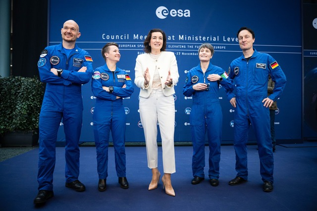 An der Konferenz nehmen rund 500 Mensc...r auch Astronautinnen und Astronauten.  | Foto: Sina Schuldt/dpa