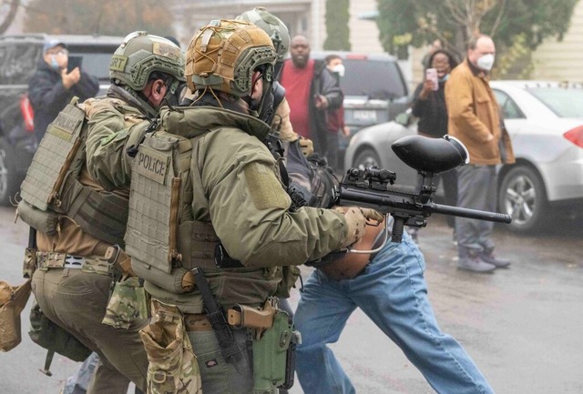 ICE-Beamte verhaften Menschen auf offener Strae.  | Foto: Holden Smith (dpa)