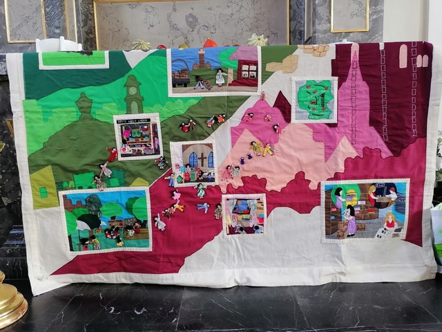 Der in den Frauenwerksttten in Santia...m Marienaltar der Kirche St. Fridolin.  | Foto: Daniel Gramespacher