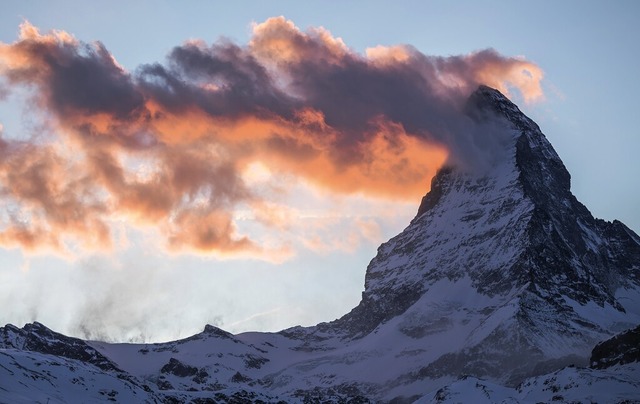 In rosa Wolken: das Matterhorn. Auch d...el hat Markus Daniels schon bestiegen.  | Foto: AirPano LLC / Max Guzovsky