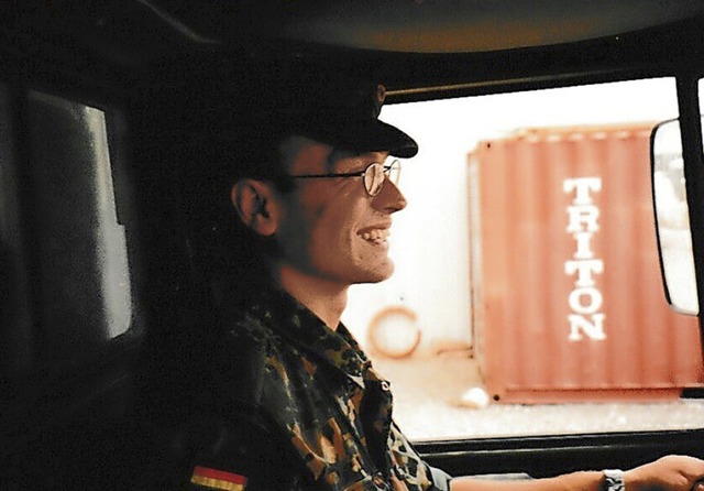 Markus Kraus als junger Mann als Soldat im Einsatz  | Foto: privat