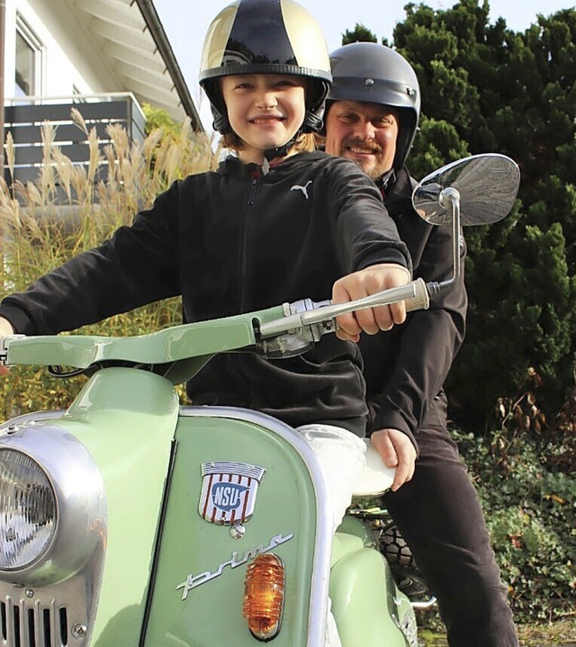 Laura Fechtig auf dem Roller mit ihrem Onkel Thomas Gebhardt  | Foto: privat