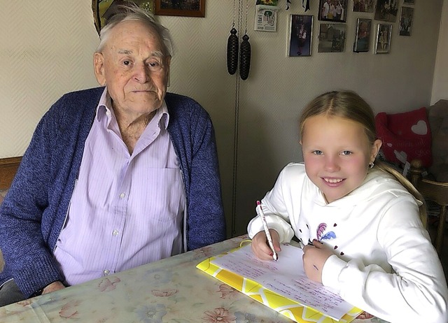 Rosalynn Wild (9 Jahre) mit ihrem Uropa Franz Klble (93 Jahre)  | Foto: Rebecca Wild