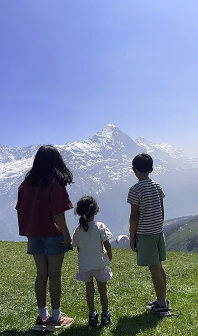 Azaleya Tornero Busch, Luca Tornero Busch und Junis Lee in den Bergen  | Foto: privat