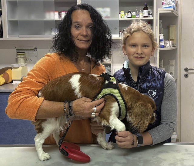 Sophie Schubert mit Tierrztin Regina Kohler  | Foto: Magdalena Schubert