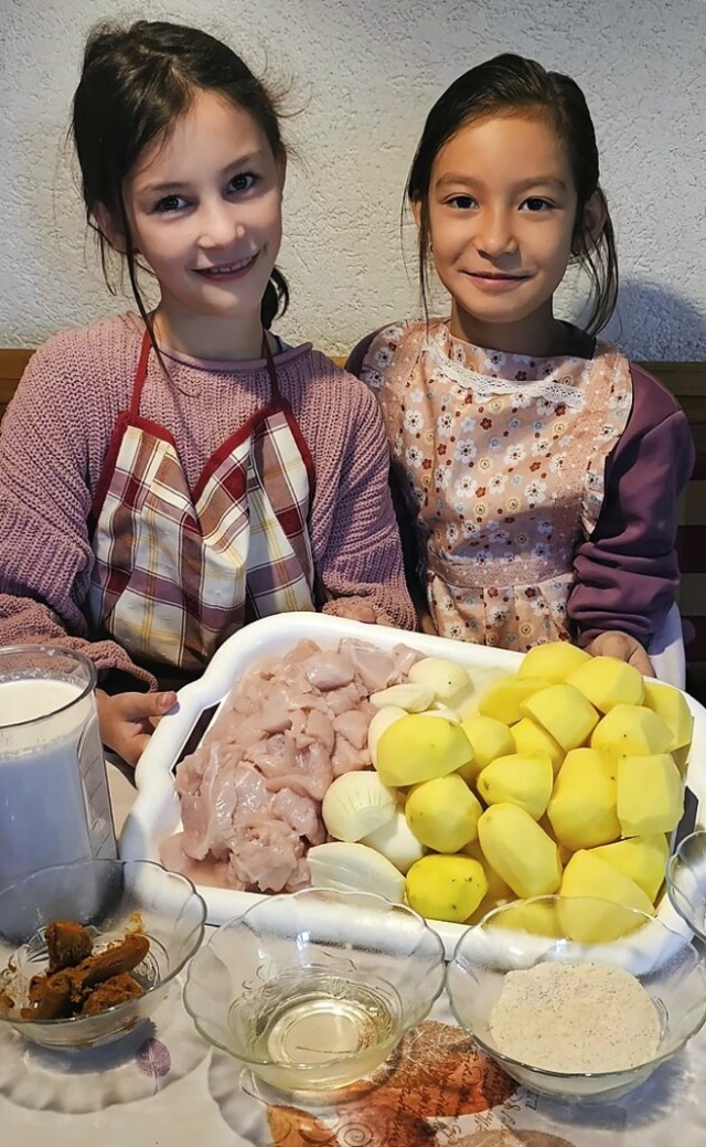 Julie Dosenbach (links) und Helene Zanger mit einigen der Zutaten  | Foto: privat