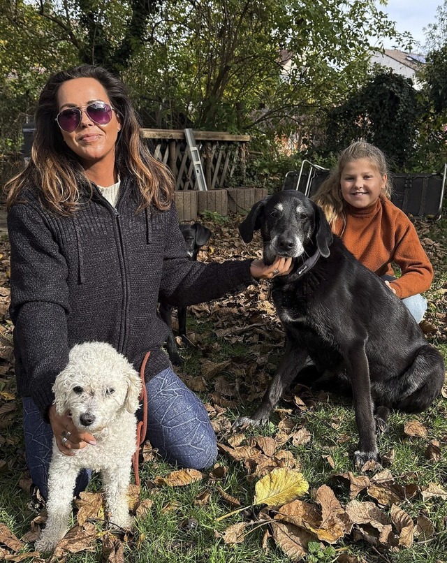 Tina Karaklah und Zisch-Reporterin Eliana Kiss mit zwei Hunden  | Foto: Derya Karaklah