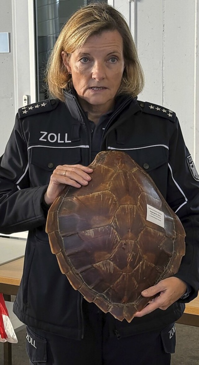 Pressesprecherin Antje Bendel zeigte d...t ins Land geschmuggelt werden sollte.  | Foto: Sonja Zellmann