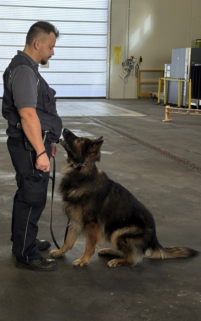 Hundefhrer Gideon Hallbauer mit Rocky   | Foto: Sonja Zellmann