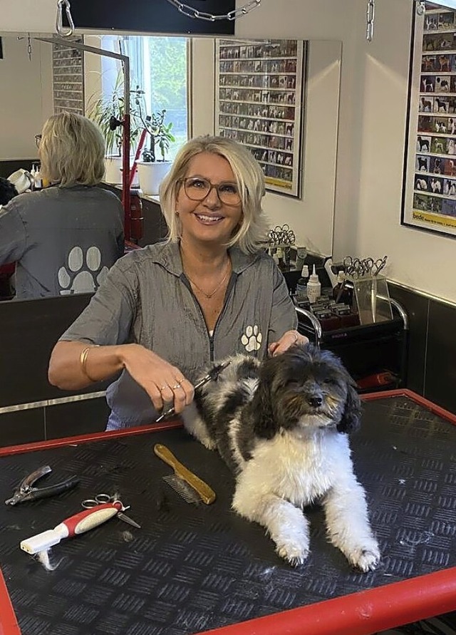 Die Frisur muss sitzen: Susanne Stock in ihrem Hundesalon  | Foto: Stefanie Weber