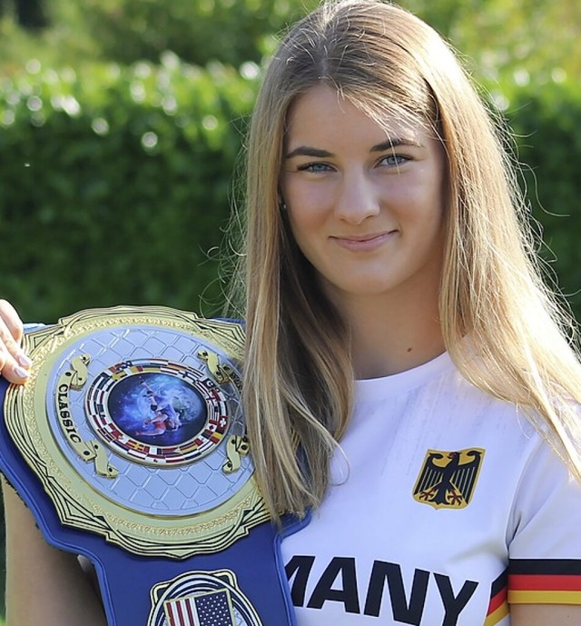 Leonie Steigert mit einem Preisgrtel,...e dieses Jahr in New York gewonnen hat  | Foto: Annika Sindlinger