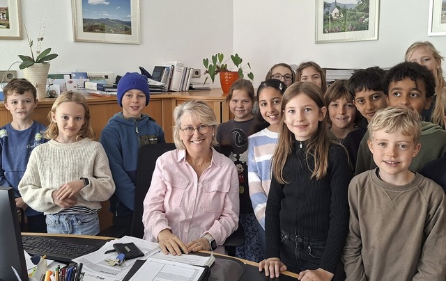 Stegens Brgermeisterin Frnzi Kleeb mit Kindern der Klasse 4a im Rathaus  | Foto: privat
