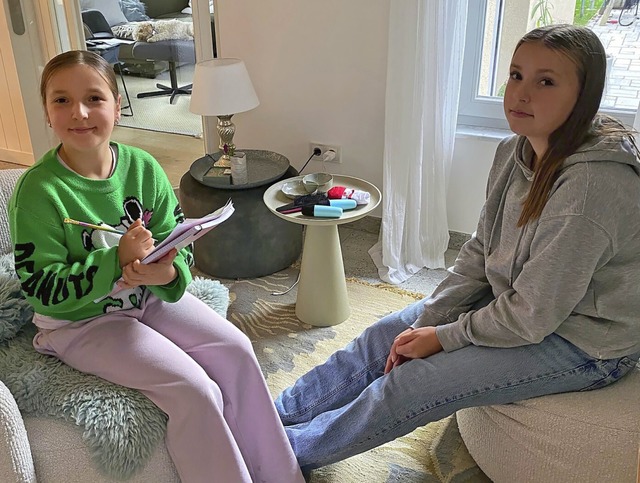 Lotta Heinecke interviewt ihre Schwester Greta.  | Foto: Sabrina Heinecke