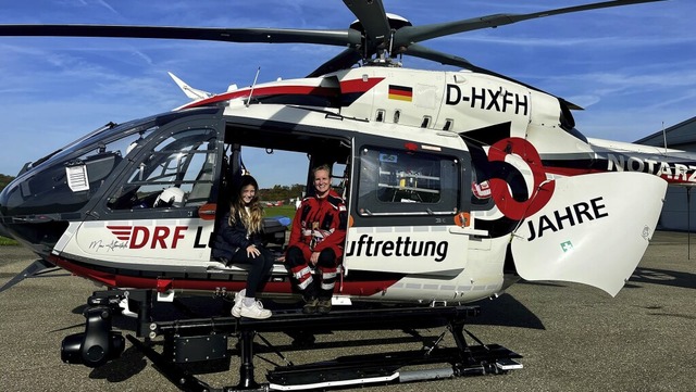 Klara Schuler (links) und die Notrzti...stag der DRF-Luftrettung im Jahr 2023.  | Foto: Julia Schuler