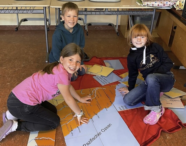 Daria Trifan, Jan Frele und Alina Wehrle setzen das Peru-Puzzle zusammen.  | Foto: Eva Lauby