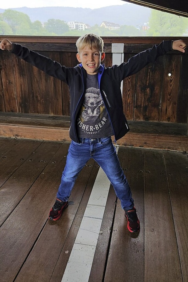 In zwei Lndern gleichzeitig: Benedikt...enzlinie auf der Sckinger Holzbrcke.  | Foto: Katharina Seger