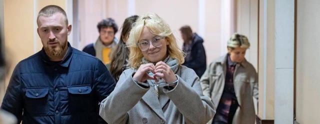 Diana Loginowa auf dem Weg zum Gericht...d wurde die Strafe zweimal verlngert.  | Foto: IMAGO/Andrei Bok/SOPA Images