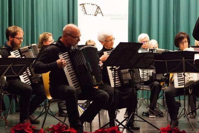 Waldkircher Akkordeon-Orchester spielt sich in die Herzen der Zuschauer