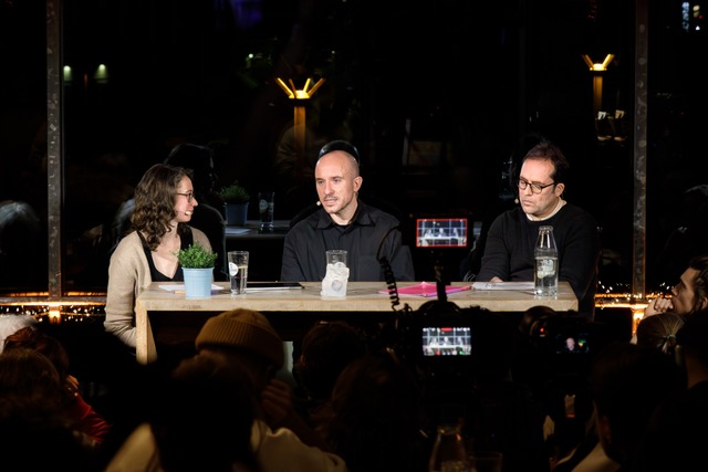 Felix Rothenhusler (Mitte) beim Live-...a Schls und Ren Zipperlen von der BZ  | Foto: Sebastian Willi