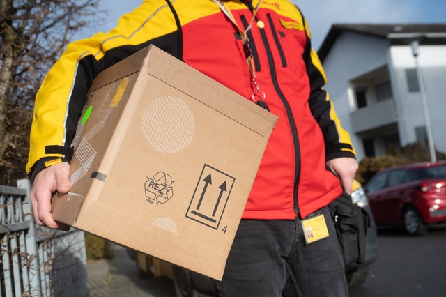 Die Arbeitsbedingungen in der Paketdienst-Branche sind nicht immer gut.  | Foto: Sebastian Gollnow (dpa) 