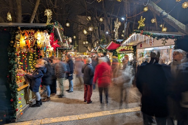 Vor dem historischen Mnster befindet ...t besonders prachtvoll geschmckt ist.  | Foto: Katharina Kubon