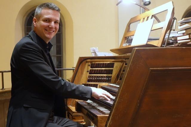Notre-Dame-Organist spielt als Erster auf der neuen Truhenorgel in Lrrach