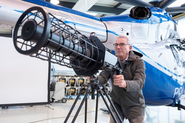 Innenminister Thomas Strobl (CDU) an einem Anti-Drohnen Jammer.  | Foto: Marijan Murat (dpa)