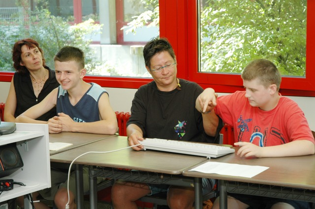 Zwei Kinder mit autistischen Strungen und ihre Schulbegleiterinnen  | Foto: Brigitte Sasse