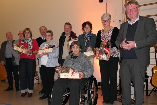 Die Pfarrer Martin Karl (rechts) und Joachim Giesler (links) sagen Dankeschn.  | Foto: Rm.-Katholische Kirchengemeinde Kandern-Istein