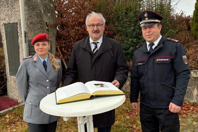 Luisa De Almeida aus Husern schreibt sich als erste Zeitsoldatin ins Goldene Buch ein