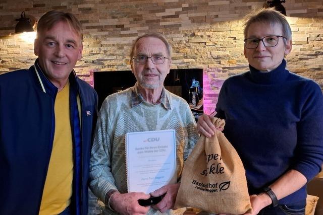 CDU-Landtagskandidat Ingo Bauer stellt sich in Lffingen vor – und ehrt ein Partei-Urgestein