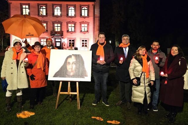 Mahnwache gegen Gewalt an Frauen: Das Trompeterschloss in Bad Sckingen leuchtet orange