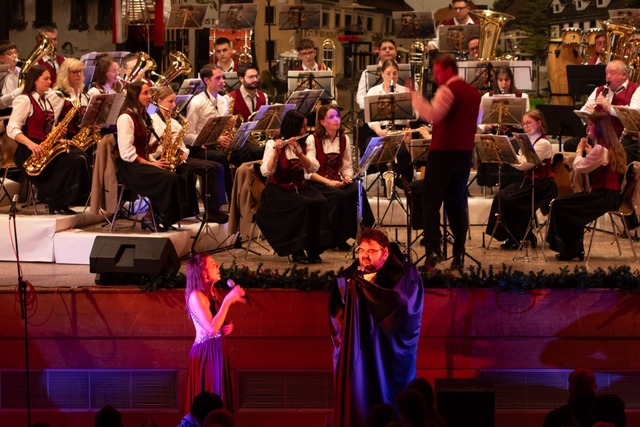 Haymo Brugger und Dunja Koller sangen ...usical &#8222;Tanz der Vampire&#8220;.  | Foto: Trachtenkapelle Strittmatt