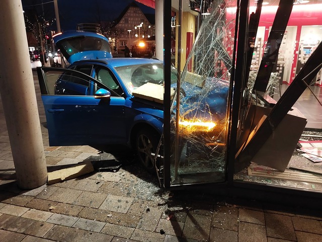 In Asperg ist ein Auto durch die Scheibe einer Bankfiliale gefahren.  | Foto: Karsten Schmalz/dpa