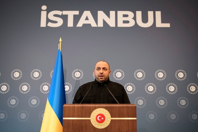 Ex-Verteidigungsminister Rustem Umjero...iergeldskandal vernommen. (Archivbild)  | Foto: Emrah Gurel/AP/dpa