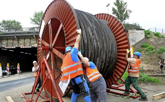 Ein Stromkabel wird verlegt: Für die E...der Strom effizienter verteilt werden. | Foto: IMAGO/Stephan Eickershoff Ein Stromkabel wird verlegt: Für die E...der Strom effizienter verteilt werden. | Foto: IMAGO/Stephan Eickershoff