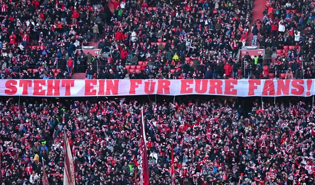 Beim Spiel des SC Freiburg bei Bayern ...n Banner in der Sdkurve der Mnchner.  | Foto: Sven Hoppe (dpa)