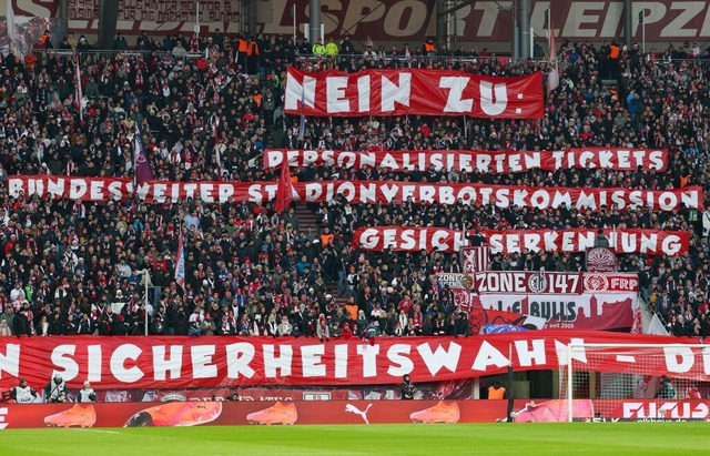 Fans protestierten auch beim Spiel RB ...n gegen verschrfte Sicherheitsregeln.  | Foto: Jan Woitas (dpa)