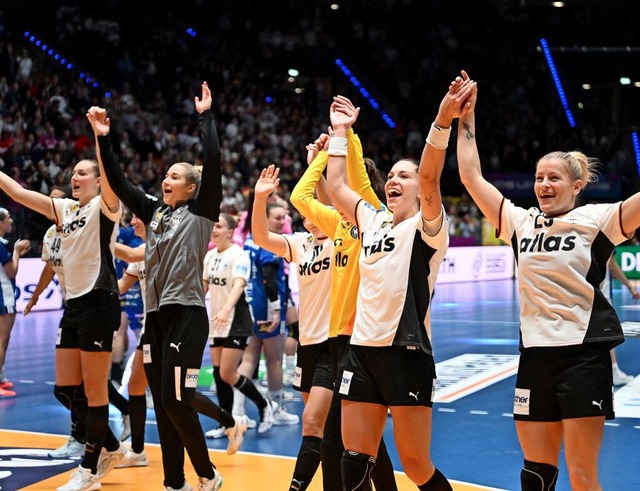 Ausverkaufte Halle, große Freude: Die ...ch dem WM-Auftaktsieg gegen Island zu. | Foto: Marijan Murat/dpa Ausverkaufte Halle, große Freude: Die ...ch dem WM-Auftaktsieg gegen Island zu. | Foto: Marijan Murat/dpa