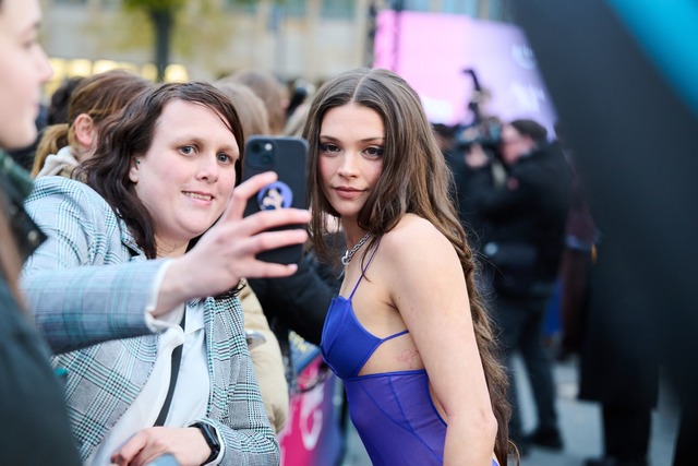 Harriet Herbig-Matten macht in Berlin Selfies mit Fans.  | Foto: Annette Riedl/dpa