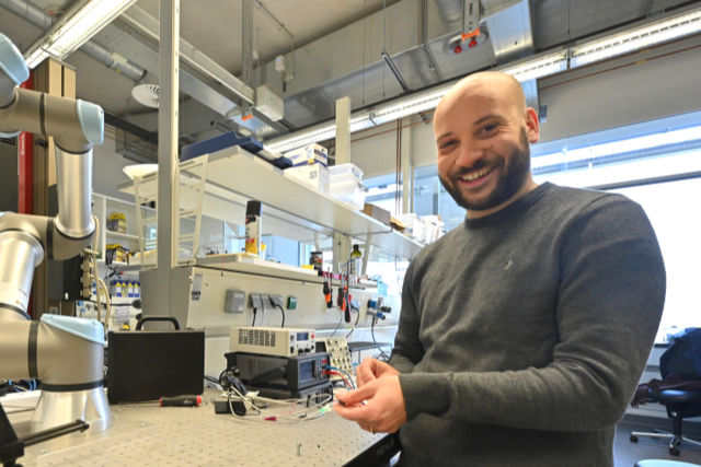 Der Freiburger Forscher Edoardo Milana will, dass Roboter weiche Kerle werden