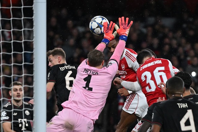 Bayern-Torwart Manuel Neuer kann den R&uuml;ckstand nicht verhindern.  | Foto: Sven Hoppe/dpa