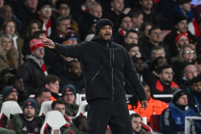 Vincent Kompany sah eine erste Halbzeit ohne klar spielbestimmendes Team.  | Foto: Sven Hoppe/dpa