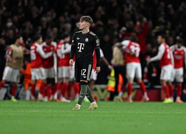 Vorne Tristesse, hinten Jubel: Bayern-...eite beim FC Arsenal nicht verhindern. | Foto: Sven Hoppe/dpa Vorne Tristesse, hinten Jubel: Bayern-...eite beim FC Arsenal nicht verhindern. | Foto: Sven Hoppe/dpa