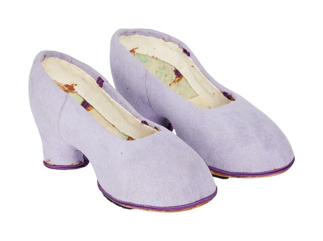 Diese Schuhe trug Miss Piggy in dem Film "Die gro&szlig;e Muppet-Sause" (1981).  | Foto: -/Julien's Auctions/dpa