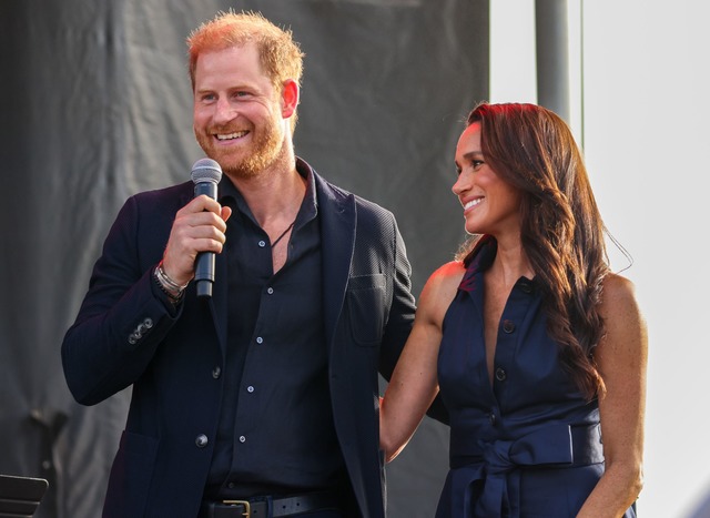 Prinz Harry und Herzogin Meghan packen...schaftsk&uuml;che mit an. (Archivbild)  | Foto: Amy Katz/ZUMA Press Wire/dpa